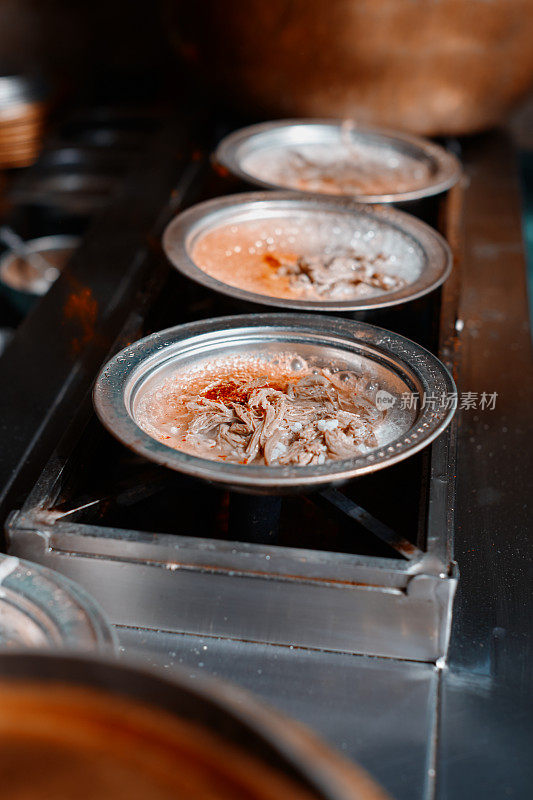 加济安泰普地区著名的“Beyran Corbasi”汤的准备和烹饪阶段